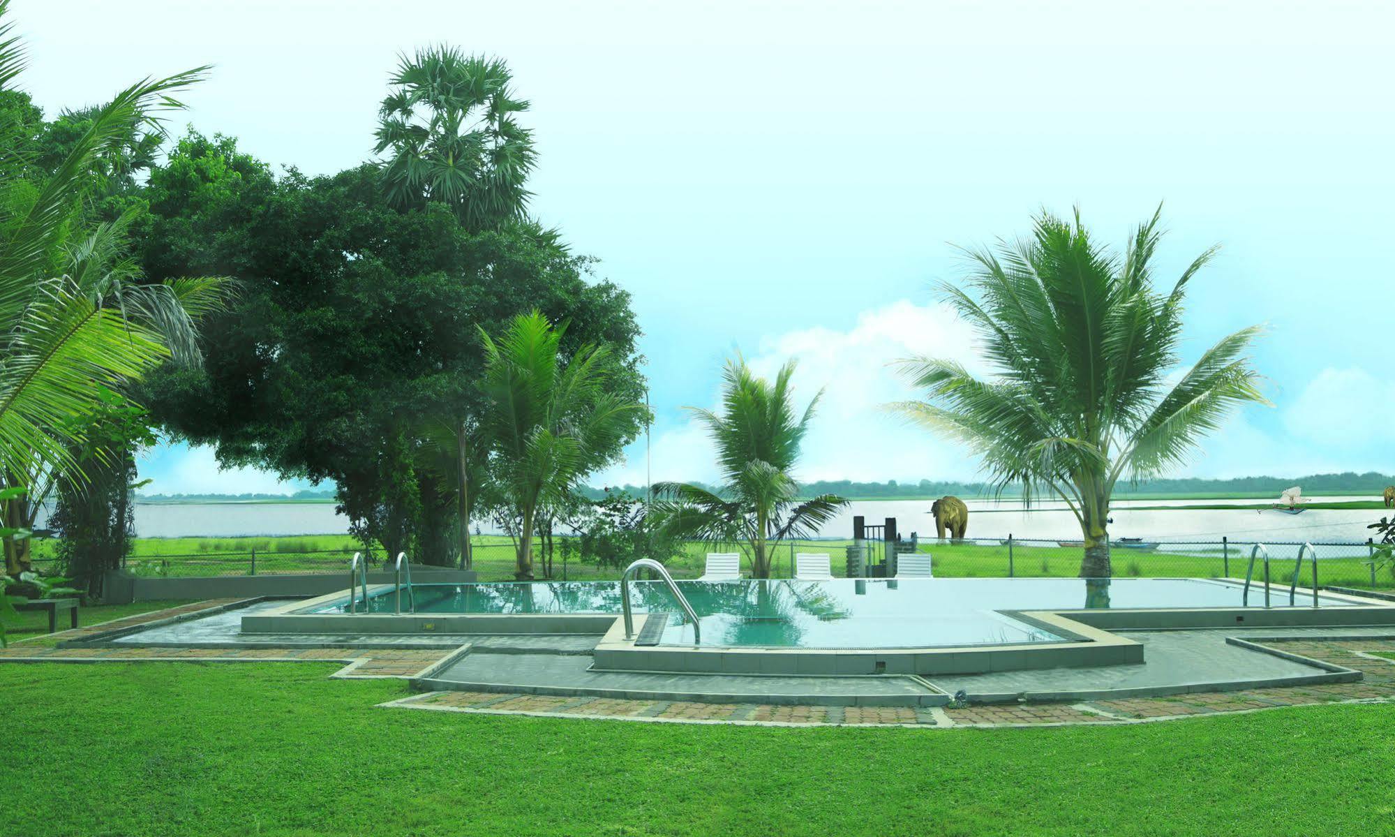 Pharo Lake Polonnâruvâ Extérieur photo