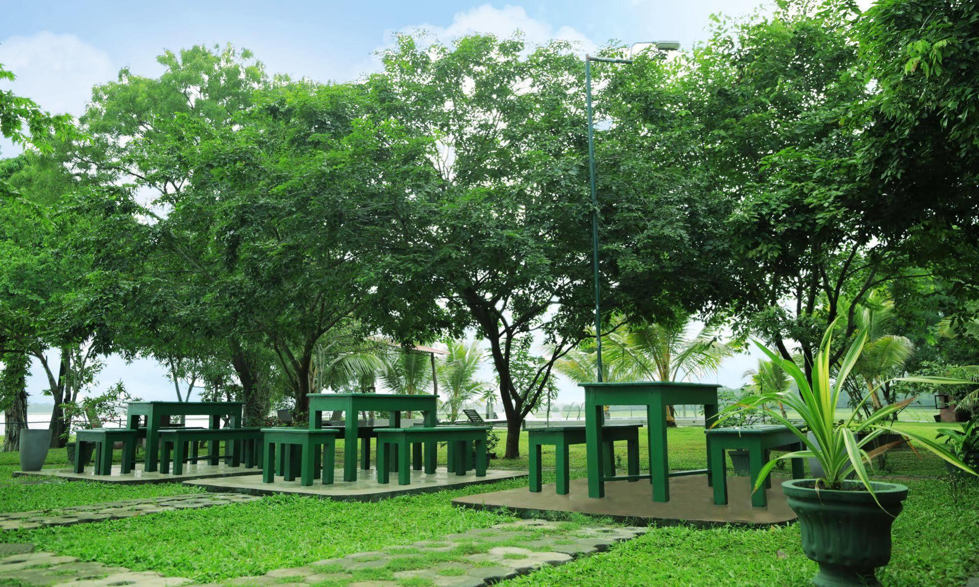 Pharo Lake Polonnâruvâ Extérieur photo